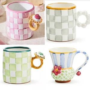 NUEVA Taza Cerámica Anillo Serie Coleccionistas Mackenzie-Childs JAN FEB MAR & APR - Imagen 1 de 13