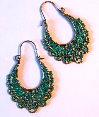 Brinco design SCROLL & FLOWER cobre envelhecido design TEARDROP COBRE "U" gancho artesanal - Imagem 1 de 4