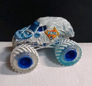 Monster Jam Fire & Ice Yeti 1:64 Truck Walmart Exclusive - Bild 1 von 5