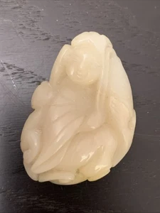 Statuina giada intagliata grasso montone verde pallido vintage con pesce - Foto 1 di 9