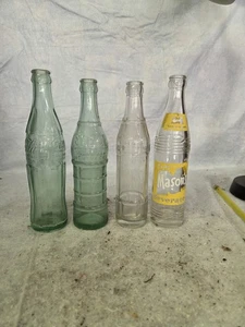 Konvolut 4 alte Getränkeflaschen aus Glas. Siehe Bilder - Bild 1 von 9