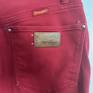 Wrangler VTG Red Jeans Leather Patch Cowboy Cut 26x31 Cotton Western Cowgirl USA - Picture 1 of 6