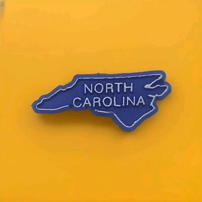北卡罗来纳州形状徽章复古公路旅行塑料纪念品 — 第 1/4 张图片