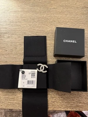 Authentic Chanel CC Crystal Palais Garnier Brooch Pin Foto 1 de 4