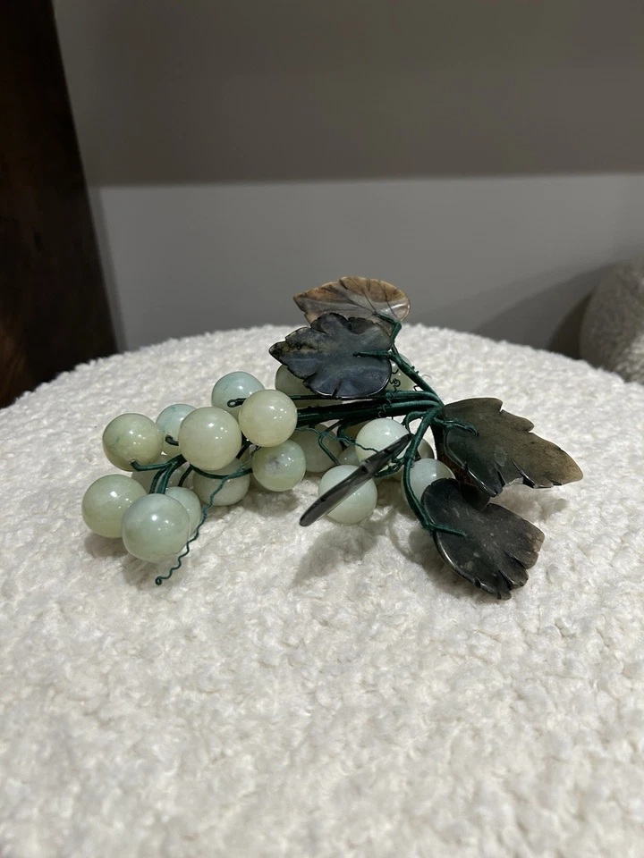 Racimo de uva de vidrio verde claro vintage con hojas de vidrio Foto 1 de 4