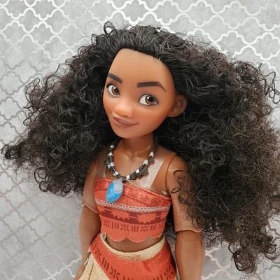 Muñeca de moda Princesa Moana de Disney Store con traje. Sin accesorios adicionales  Foto 1 de 4