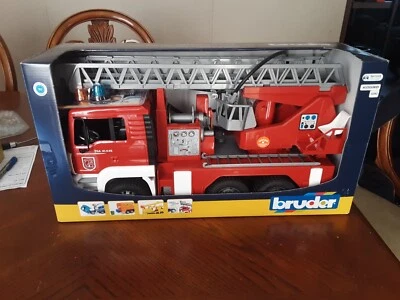 Camión de bomberos Bruder Man con bomba de agua y módulo de luz/sonido plumín Foto 1 de 4