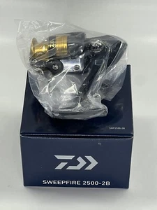 Daiwa Sweepfire 2500-2B Spinning Fishing Reel SWF5000-2B - NEW - Picture 1 of 3