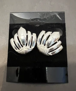 Coro silberfarbene Mid Century Modern Ohrclips aufrecht Fächer/Muschel - Bild 1 von 6