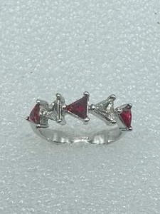 Anillo de circonitas blancas y rojas corte trillón enchapado en blanco talla 7 - Imagen 1 de 6