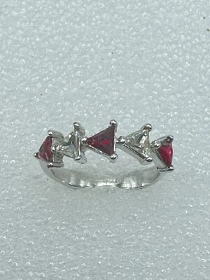 Anillo de circonitas blancas y rojas corte trillón enchapado en blanco talla 7 Foto 1 de 4