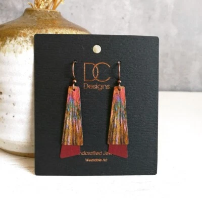 Pendientes colgantes largos de cobre en capas con estampado de árboles rojos de otoño de DC Designs ME1TE Foto 1 de 3