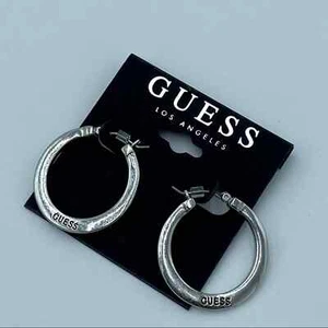 Guess Creolen silberfarben graviert Logo - Bild 1 von 3