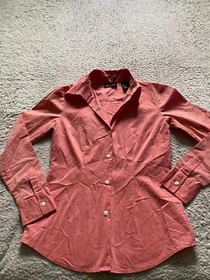 Camisa New York & Company City elástica para mujer manga larga con botones coral talla XS Foto 1 de 4