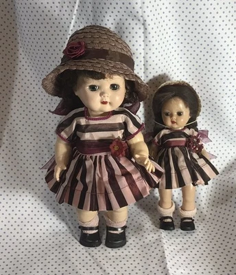 Muñecas Sister Muffie & Debbie de la década de 1950 NASB en vestidos indocumentados a rayas satinadas  Foto 1 de 4