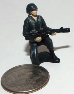 Sehr kleine biegsame Figur eines Raumschiffs Trooper Soldat kniend - Bild 1 von 3