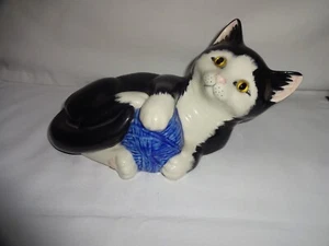 Gato Blanco y Negro Katz & Co Staffordshire de Colección con Bola de Lana 12x23x12cm - Imagen 1 de 5
