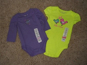 Nuevo con etiquetas ~ Body púrpura o amarillo ~ talla 6 M o 12 M ~ manga larga o corta ~ precio de venta sugerido por el fabricante $12. - Imagen 1 de 7