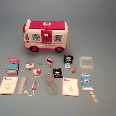 Мобильный ветеринарный автобус скорой помощи Sanrio Hello Kitty с фигурками и аксессуарами - Изображение 1 из 4