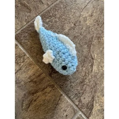 Juguete de peluche de pez ganchillo hecho a mano - Criatura marina azul y blanco suave Foto 1 de 4