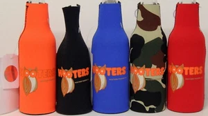 Lote de 5 Botella Hooters Koozies Westside Phonix, AS ~ Azul Rojo Naranja Negro Camuflaje - Imagen 1 de 2