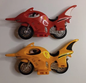 2 Mighty Morphin Power Rangers Shark Motorcycles: Red & Yellow 1995 Bandai - Picture 1 of 5