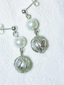 CYNTHIA LYNN "FINISHING TOUCH" WHITE PEARL SILVERTONE POST EARRINGS 1 INCH - Picture 1 of 1