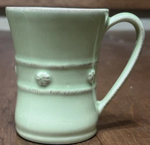 UNBENUTZT! Juliska Beere und Faden Becher Pistaziengrün Keramik Portugal Becher Tasse - Bild 1 von 7