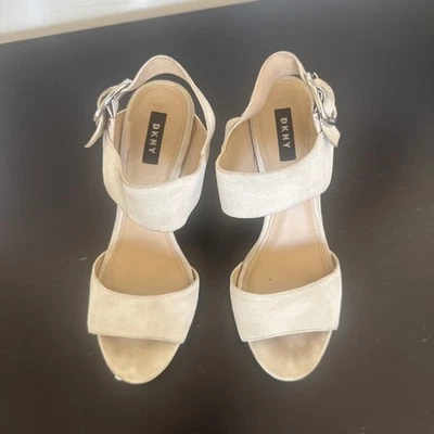 Sandalia de tacón grueso punta abierta DKNY talla 10 M para mujer crema Foto 1 de 4