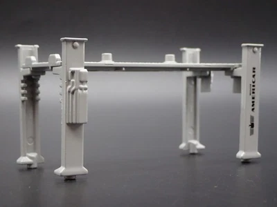 WILLYS Americar 1:64 Auto Negozio Meccanico Garage 4 Post Auto Ascensore Diorama - Immagine 1 di 4