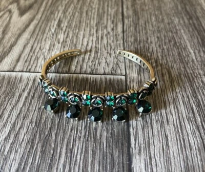 Brazalete Sherri Hill Piedra Color Esmeralda Verde Tono Dorado Acentos Cuelgantes Foto 1 de 4