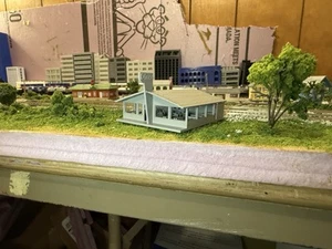Diner With Interior Seating And Tables - N Scale 1:160 Gauge - Built And Ready - Picture 1 of 8