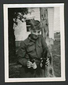 Tipsy flurry armée homme avec bouteilles de bière uniforme photo années 1950 militaire