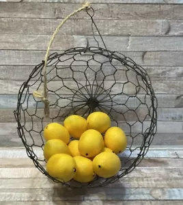 Rustikaler handgefertigter hängender Hühner Drahtkorb Handarbeit Obst Zwiebeln A/Zitronen Vintage - Bild 1 von 6