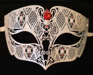 Máscara de metal blanca roja con diseño de diamante tallado láser para hombre - Imagen 1 de 3