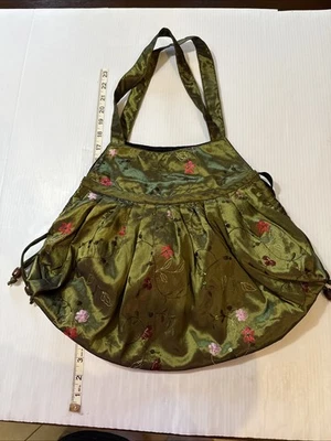 Cartera Hecha a Mano Máquina Bordada Flores, Lentejuelas, Brillo Verde Boho Artístico Foto 1 de 4