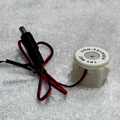 Pequeños juguetes animados con botón Try Me decoración de temporada y más con enchufe de CA macho con cable Foto 1 de 4