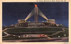 Postal MO: Liberty Memorial by Night, Kansas City, Missouri, lino años 40 - Imagen 1 de 2