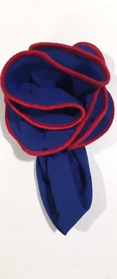 Bolsillo redondo con lunares azules y negros y borde cosido en rojo por Squaretrapny.com Foto 1 de 4