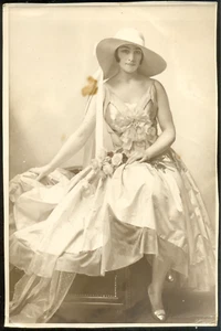 D. Etcheverry; la Dame en rose; Vintage argentic print c.1928 - 27,5x18 cm - Bild 1 von 1