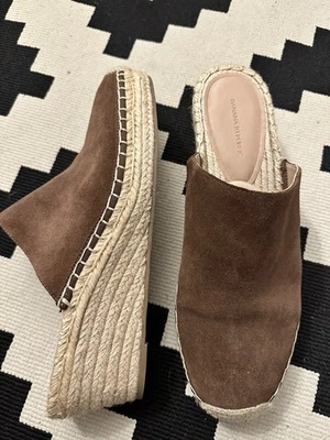 Banana Republic 棕色 100% 皮革麂皮绒圆形鞋头楔形穆勒鞋 — 第 1/4 张图片