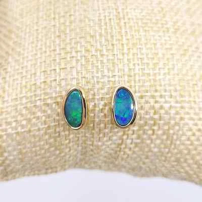 Pendientes de ópalo doblete australiano de 11,2x7 mm de forma libre de oro macizo de 14 k Foto 1 de 4