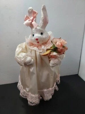 Estatuilla de conejo señora conejito de Pascua sosteniendo flores Foto 1 de 4