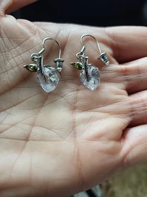Pendientes colgantes de peridoto sintético cristalino blanco claro y verde con gancho tono plata Foto 1 de 3