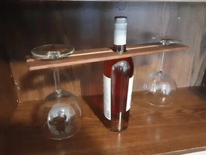 Handgefertigte Weinflasche und Glashalter aus Holz - Bild 1 von 2