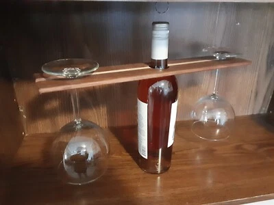 Botella de vino de madera hecha a mano y soporte para vidrio Foto 1 de 2