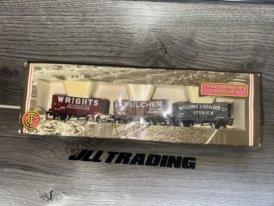 Bachmann 33-030 Coal Traders Classics ( East Anglia ) 7 Plank Coal Wagons - Image 1 of 4