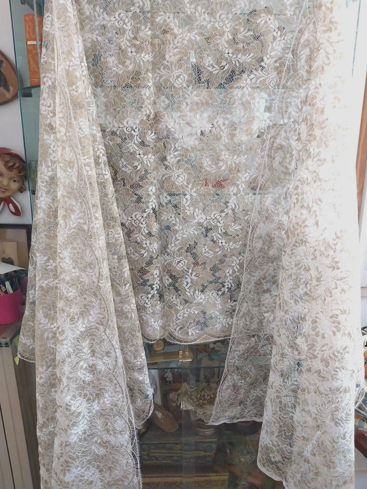 90x300 cm Coupon de tulle vintage neuf de couleur blanc cassé et doré   - Photo 1/4