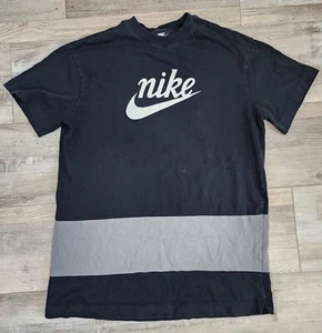 T-shirt uomo Nike L manica corta girocollo grafica grande swoosh nero e grigio  - Foto 1 di 6