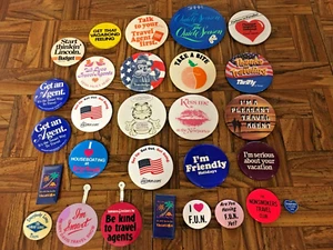 GEMISCHTES Set achtundzwanzig (28) VINTAGE Reisebüro Autovermietung Hotel PINBACKS Pins  - Bild 1 von 1